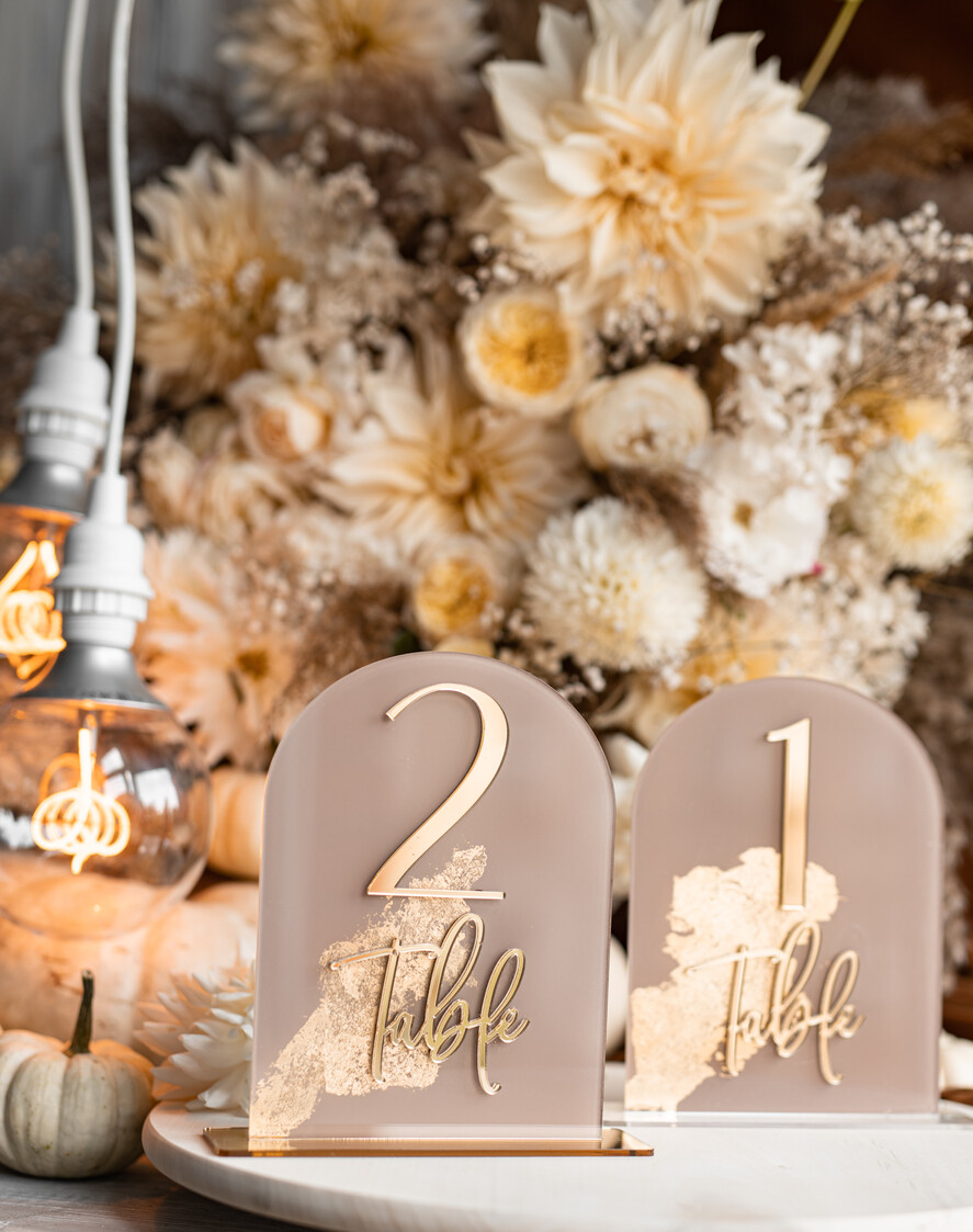 Numery na stół Akryl numerki na stół weselny, akrylowe numery na stół weselny, złoty numerek na stoły weselne, numeracja stolow na weselu, eleganckie numerki na stol weselny26