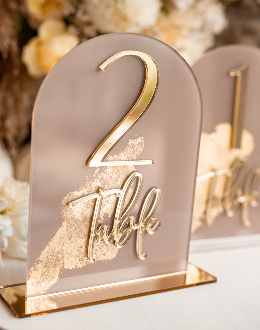Numery na stół Akryl numerki na stół weselny, akrylowe numery na stół weselny, złoty numerek na stoły weselne, numeracja stolow na weselu, eleganckie numerki na stol weselny16