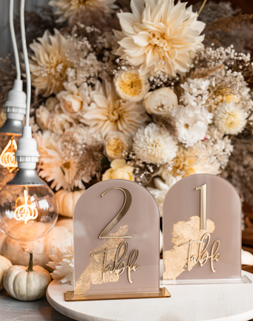 Numery na stół Akryl numerki na stół weselny, akrylowe numery na stół weselny, złoty numerek na stoły weselne, numeracja stolow na weselu, eleganckie numerki na stol weselny15