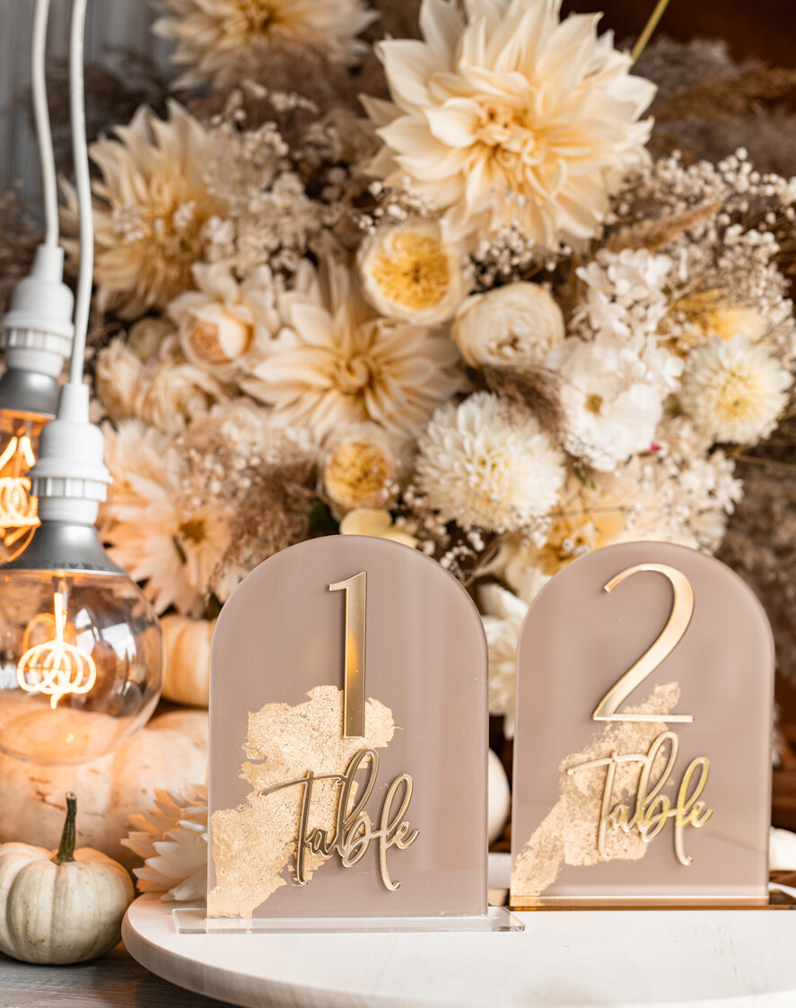 Numery na stół Akryl numerki na stół weselny, akrylowe numery na stół weselny, złoty numerek na stoły weselne, numeracja stolow na weselu, eleganckie numerki na stol weselny7