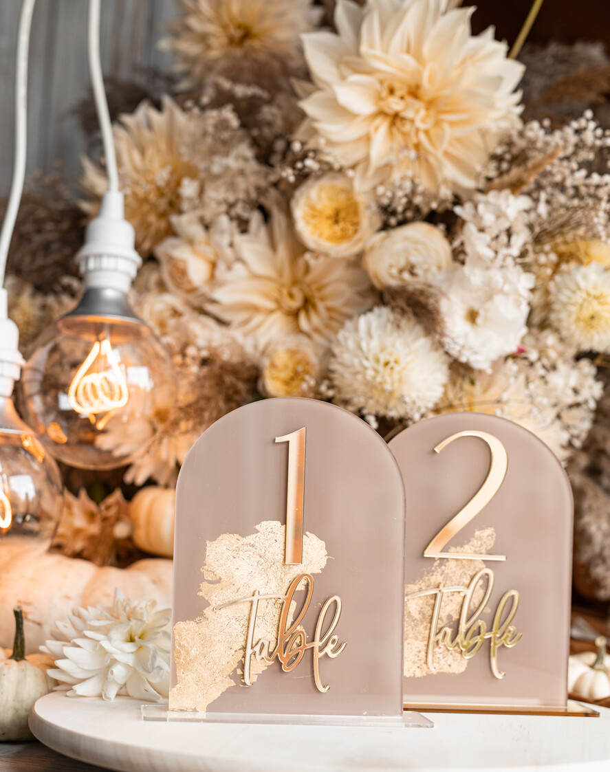 Numery na stół Akryl numerki na stół weselny, akrylowe numery na stół weselny, złoty numerek na stoły weselne, numeracja stolow na weselu, eleganckie numerki na stol weselny11