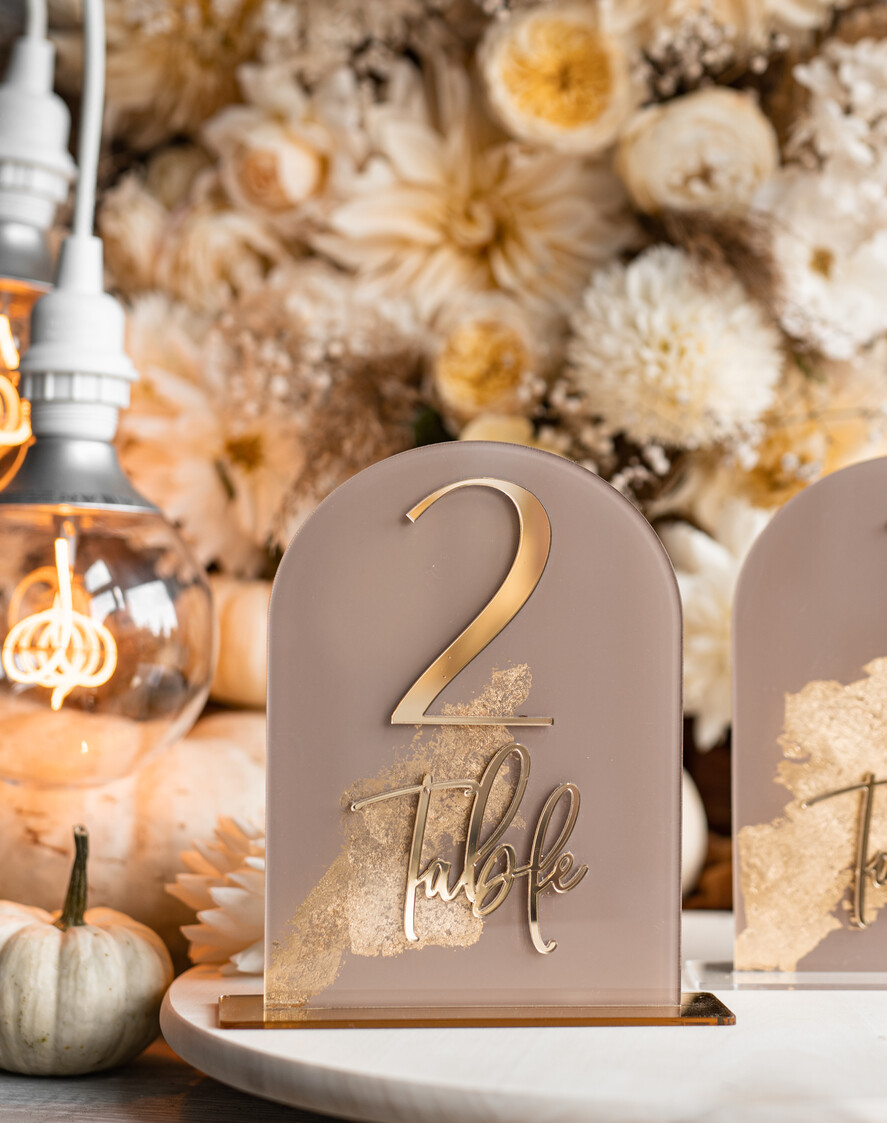 Numery na stół Akryl numerki na stół weselny, akrylowe numery na stół weselny, złoty numerek na stoły weselne, numeracja stolow na weselu, eleganckie numerki na stol weselny25
