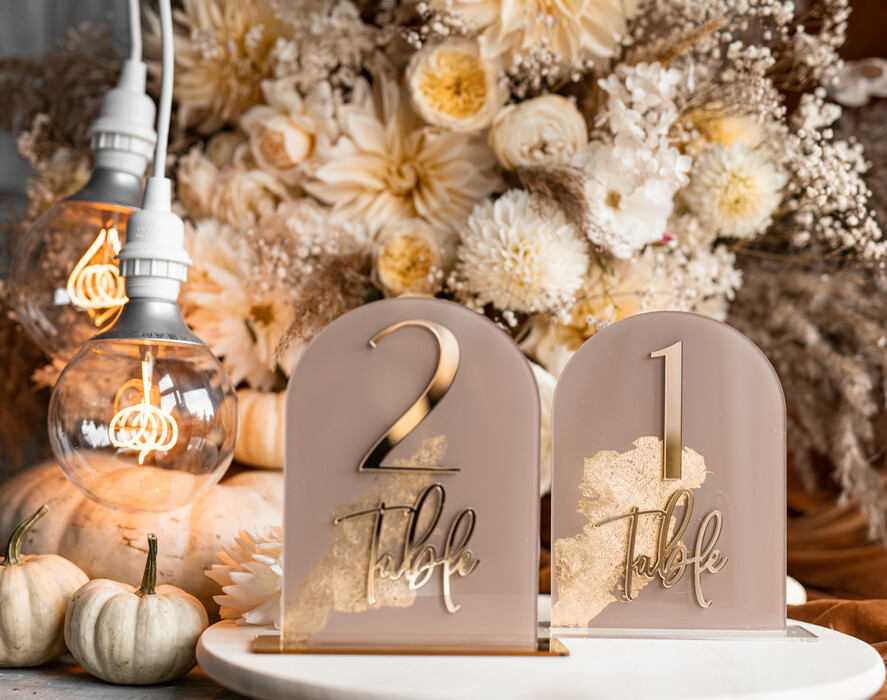 Numery na stół Akryl numerki na stół weselny, akrylowe numery na stół weselny, złoty numerek na stoły weselne, numeracja stolow na weselu, eleganckie numerki na stol weselny24