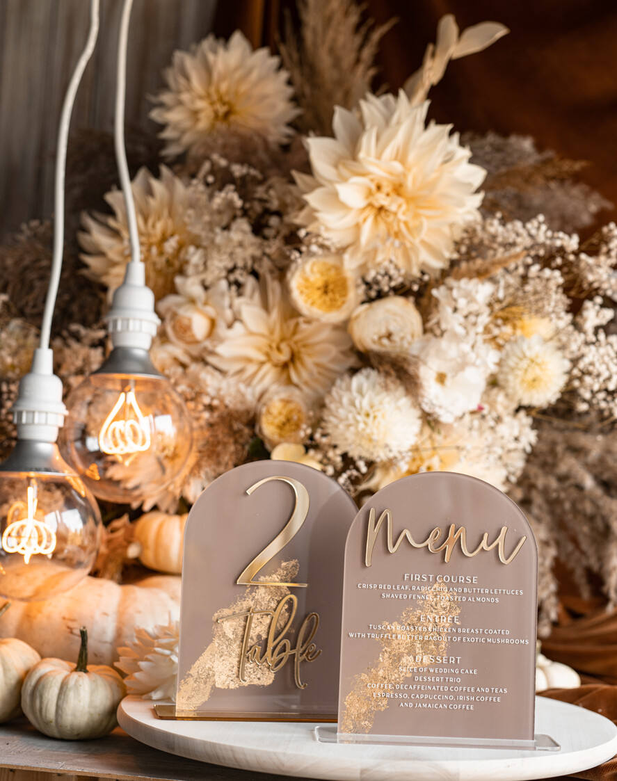 Numery na stół Akryl numerki na stół weselny, akrylowe numery na stół weselny, złoty numerek na stoły weselne, numeracja stolow na weselu, eleganckie numerki na stol weselny4