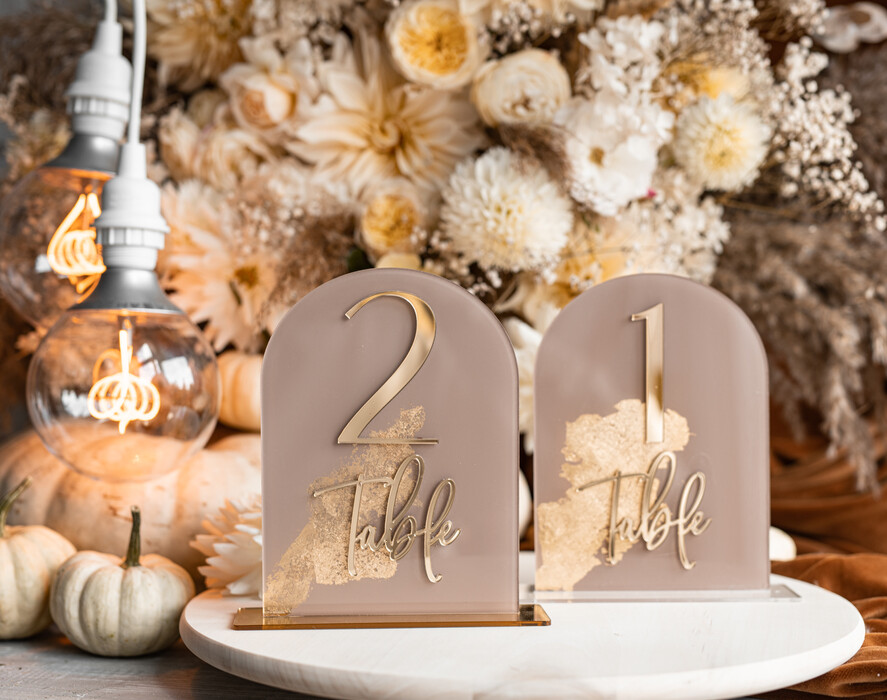 Numery na stół Akryl numerki na stół weselny, akrylowe numery na stół weselny, złoty numerek na stoły weselne, numeracja stolow na weselu, eleganckie numerki na stol weselny22