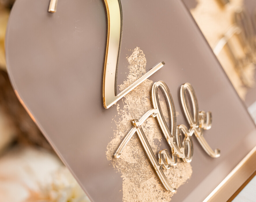 Numery na stół Akryl numerki na stół weselny, akrylowe numery na stół weselny, złoty numerek na stoły weselne, numeracja stolow na weselu, eleganckie numerki na stol weselny18