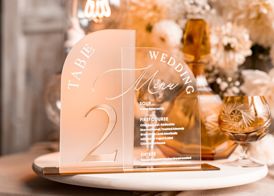 Numery na stół Akryl Zestaw na stół weselny złote numerki na stoły weselne, elegancka i nowoczesna forma karty dań na weselu, menu weselne ze szkła, numerek i menu razem 7