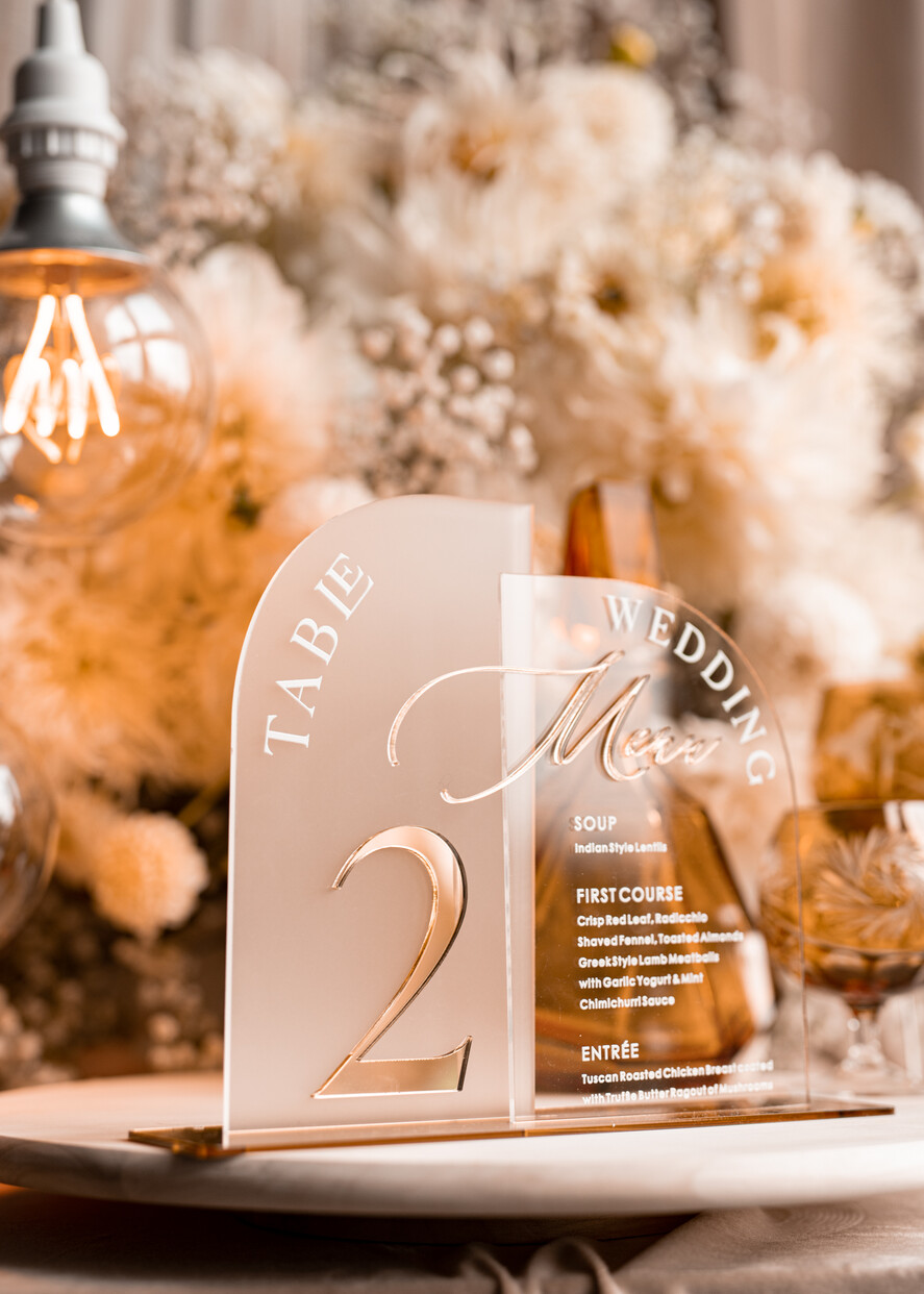 Numery na stół Akryl Zestaw na stół weselny złote numerki na stoły weselne, elegancka i nowoczesna forma karty dań na weselu, menu weselne ze szkła, numerek i menu razem 12