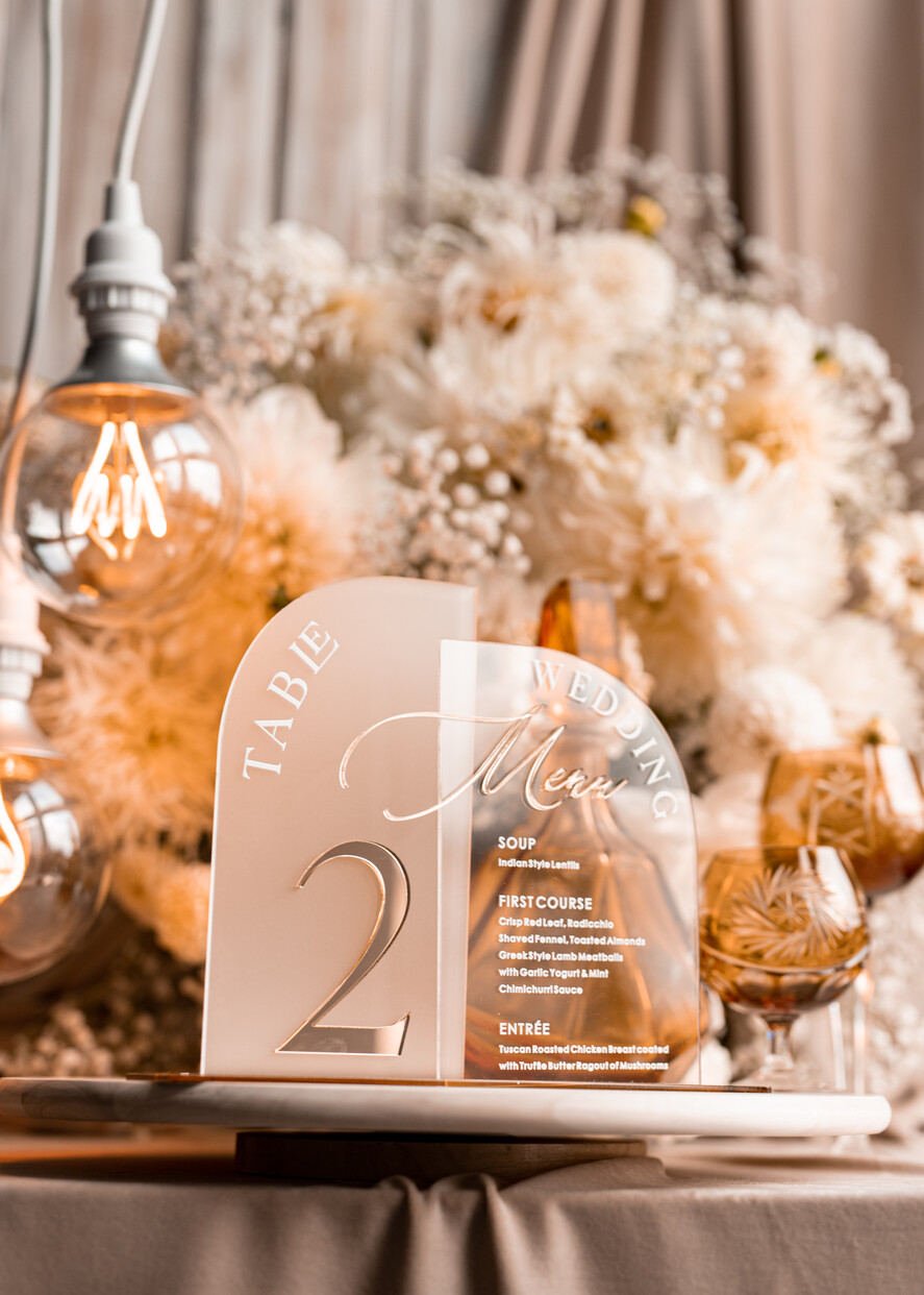 Numery na stół Akryl Zestaw na stół weselny złote numerki na stoły weselne, elegancka i nowoczesna forma karty dań na weselu, menu weselne ze szkła, numerek i menu razem 13