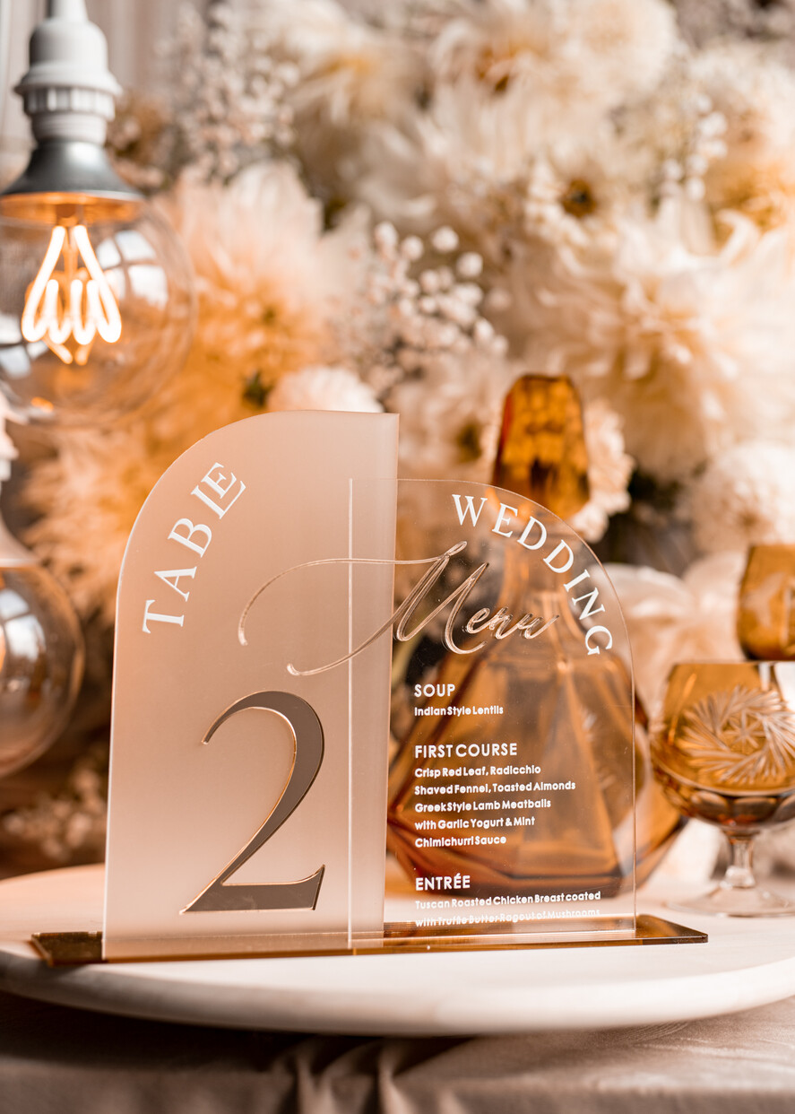 Numery na stół Akryl Zestaw na stół weselny złote numerki na stoły weselne, elegancka i nowoczesna forma karty dań na weselu, menu weselne ze szkła, numerek i menu razem 14