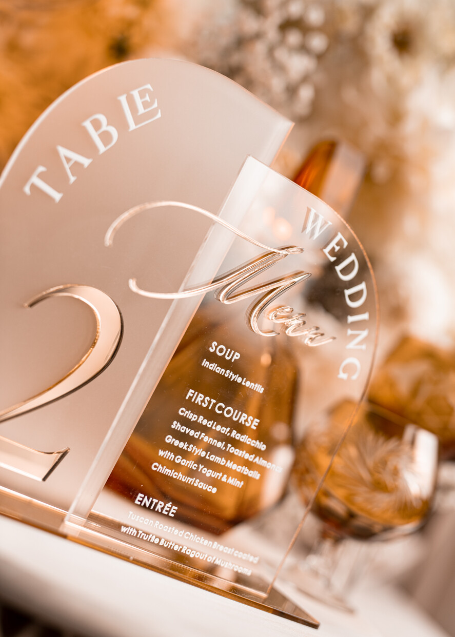 Numery na stół Akryl Zestaw na stół weselny złote numerki na stoły weselne, elegancka i nowoczesna forma karty dań na weselu, menu weselne ze szkła, numerek i menu razem 15