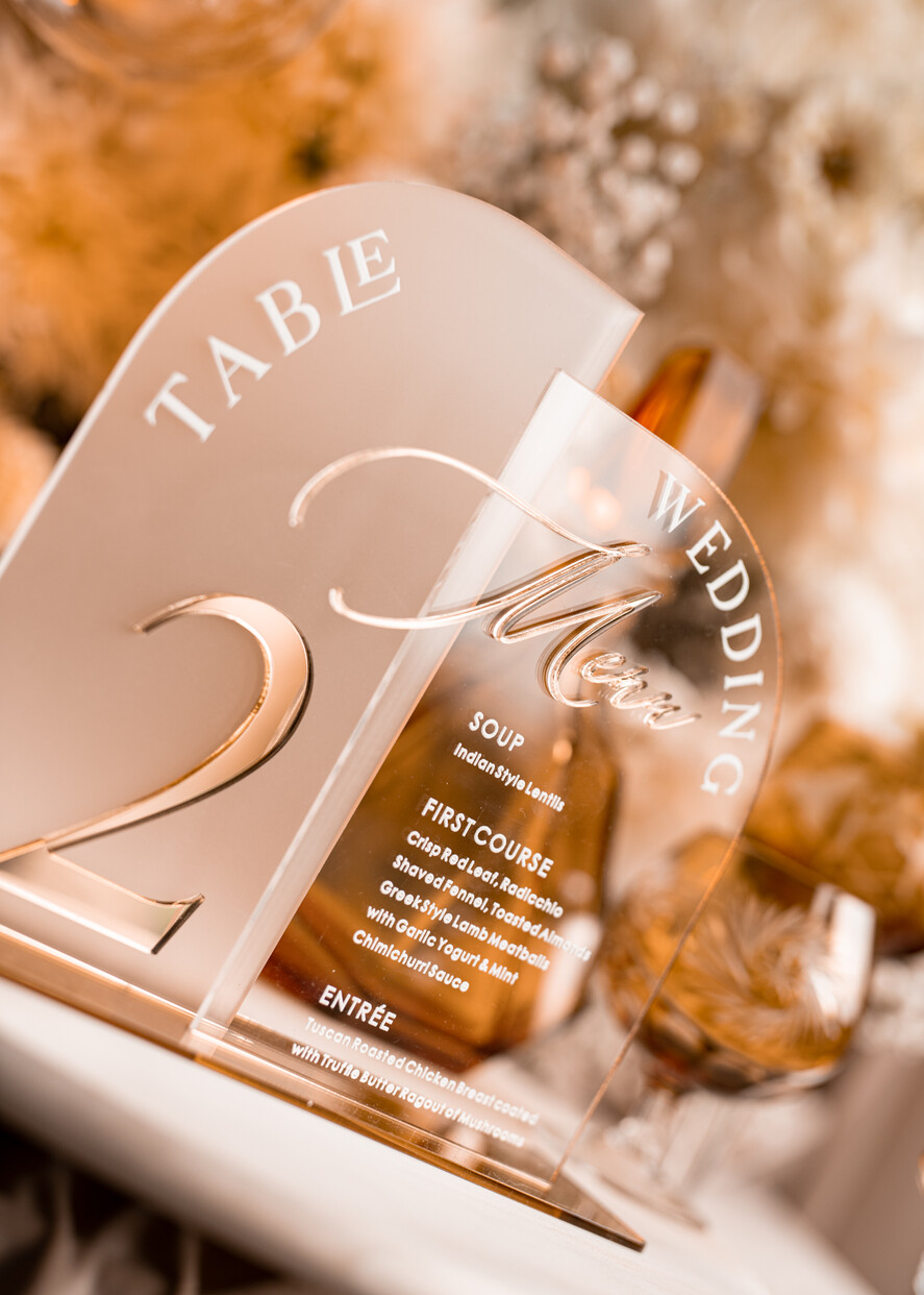 Numery na stół Akryl Zestaw na stół weselny złote numerki na stoły weselne, elegancka i nowoczesna forma karty dań na weselu, menu weselne ze szkła, numerek i menu razem 16