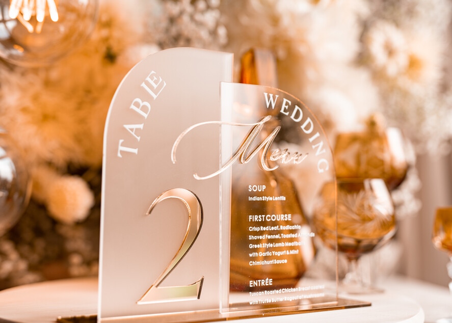 Numery na stół Akryl Zestaw na stół weselny złote numerki na stoły weselne, elegancka i nowoczesna forma karty dań na weselu, menu weselne ze szkła, numerek i menu razem 17