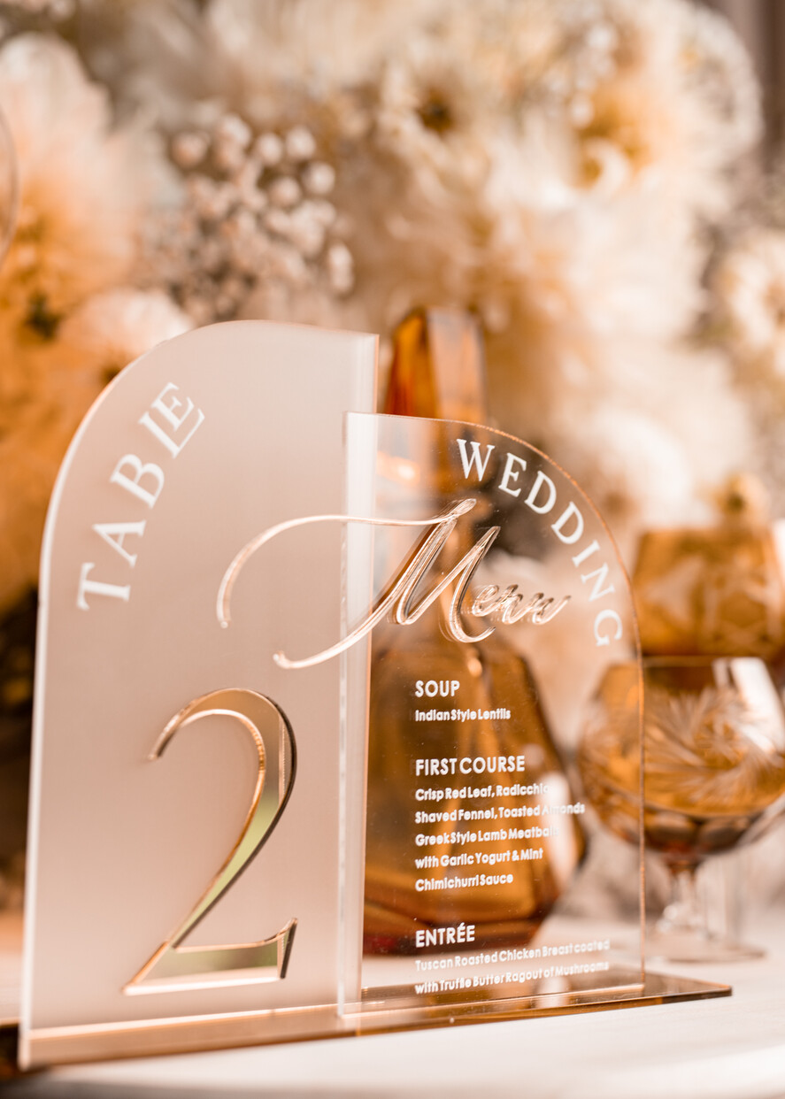 Numery na stół Akryl Zestaw na stół weselny złote numerki na stoły weselne, elegancka i nowoczesna forma karty dań na weselu, menu weselne ze szkła, numerek i menu razem 19