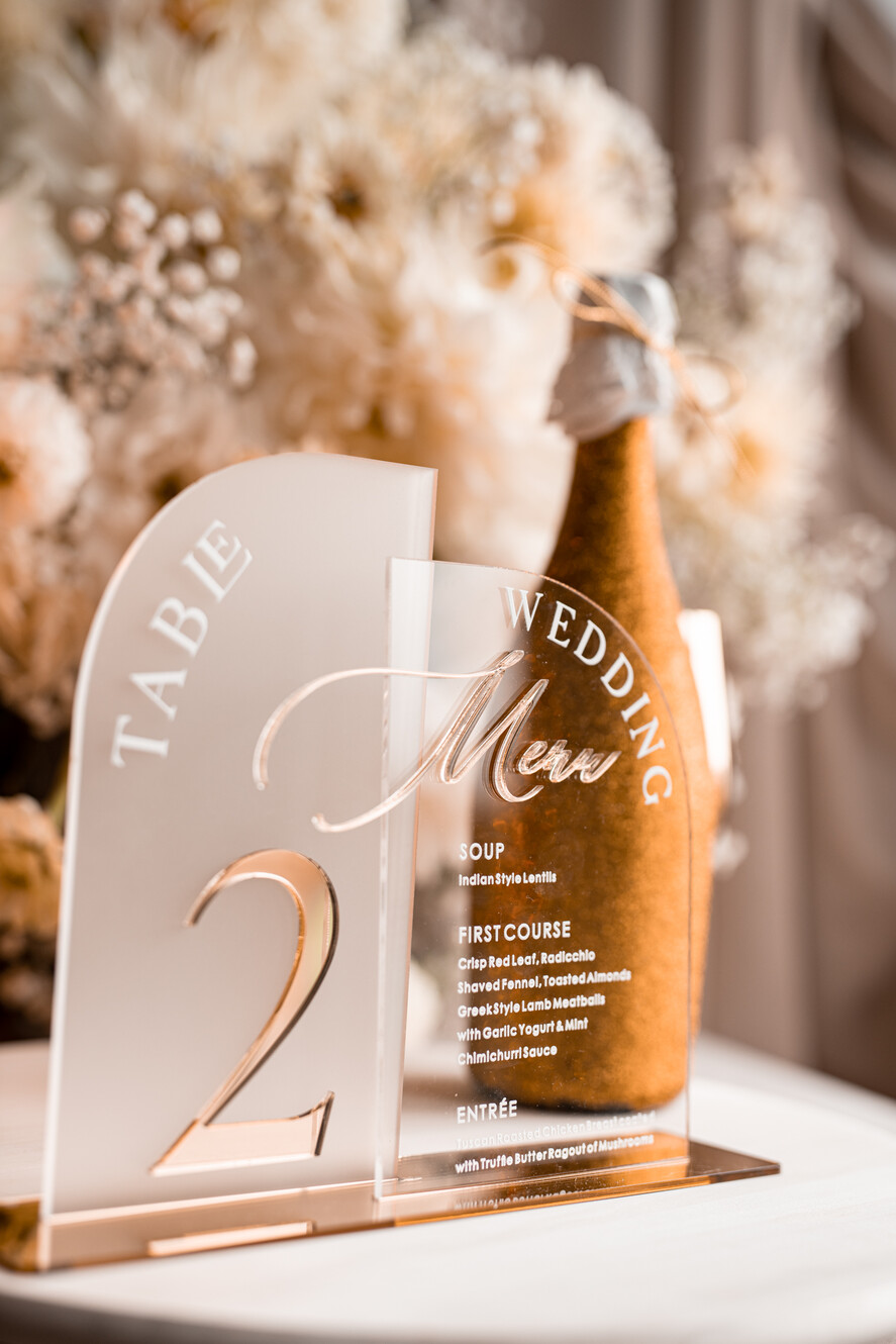 Numery na stół Akryl Zestaw na stół weselny złote numerki na stoły weselne, elegancka i nowoczesna forma karty dań na weselu, menu weselne ze szkła, numerek i menu razem 9