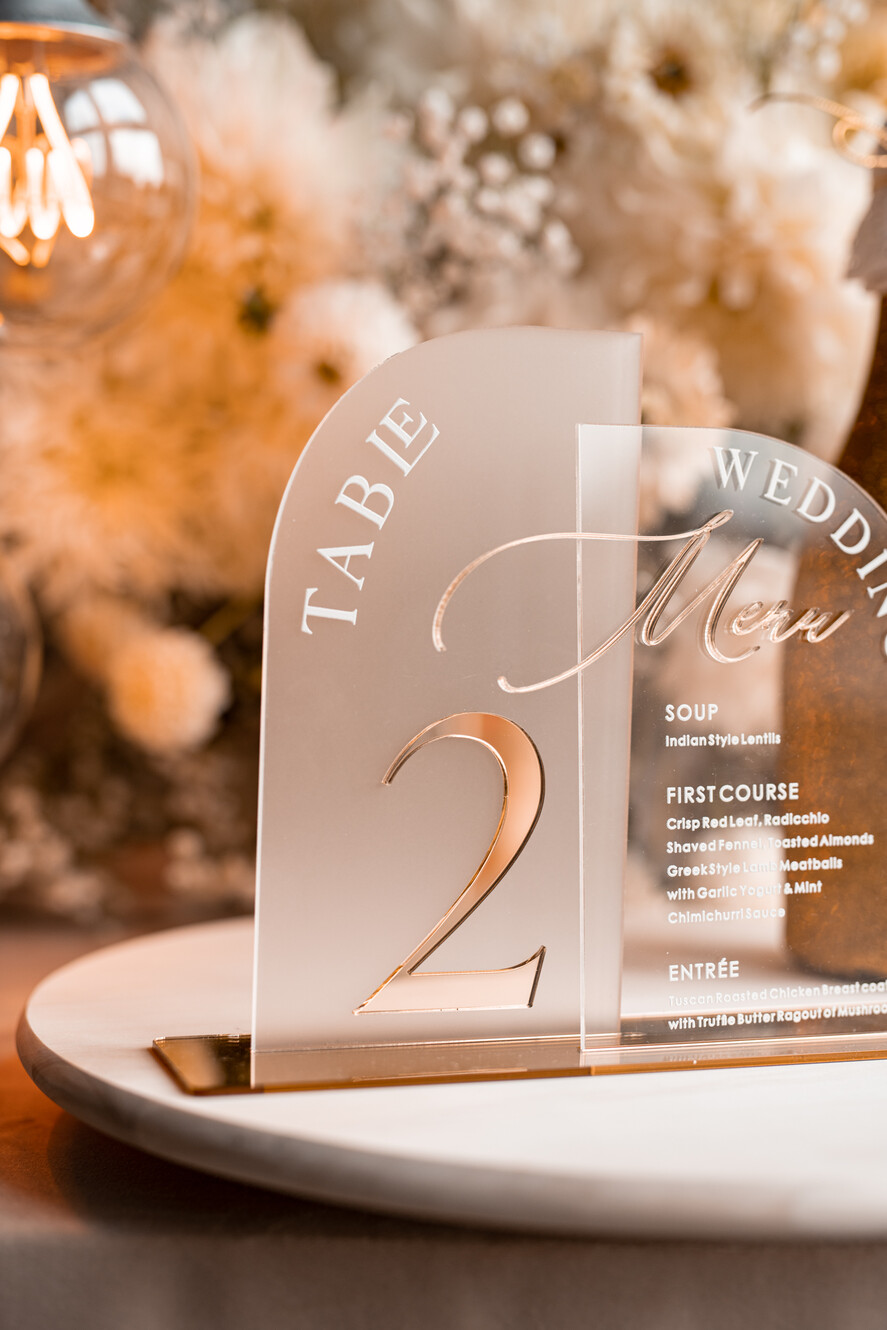 Numery na stół Akryl Zestaw na stół weselny złote numerki na stoły weselne, elegancka i nowoczesna forma karty dań na weselu, menu weselne ze szkła, numerek i menu razem 6