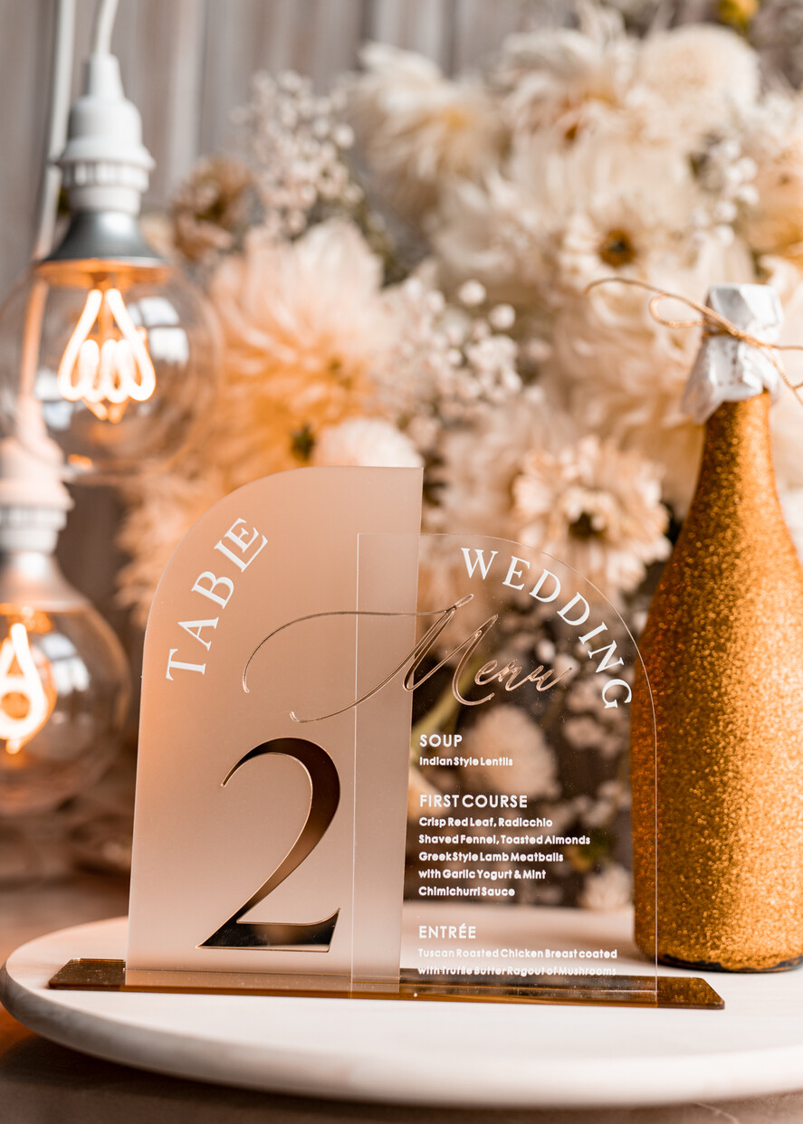 Numery na stół Akryl Zestaw na stół weselny złote numerki na stoły weselne, elegancka i nowoczesna forma karty dań na weselu, menu weselne ze szkła, numerek i menu razem 5