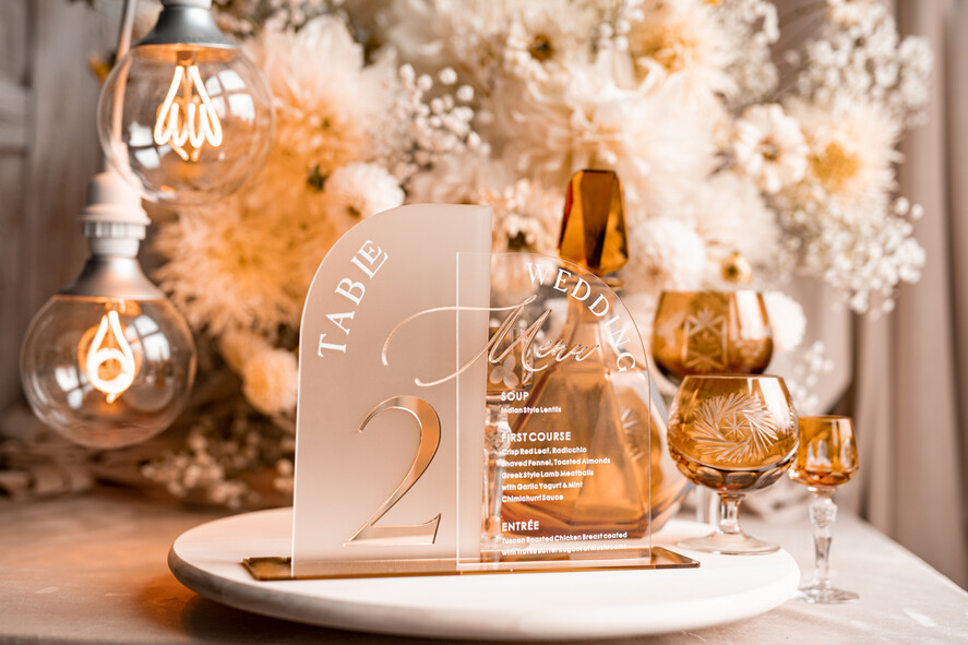 Numery na stół Akryl Zestaw na stół weselny złote numerki na stoły weselne, elegancka i nowoczesna forma karty dań na weselu, menu weselne ze szkła, numerek i menu razem 4