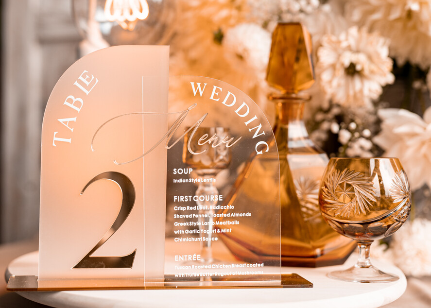 Numery na stół Akryl Zestaw na stół weselny złote numerki na stoły weselne, elegancka i nowoczesna forma karty dań na weselu, menu weselne ze szkła, numerek i menu razem 3