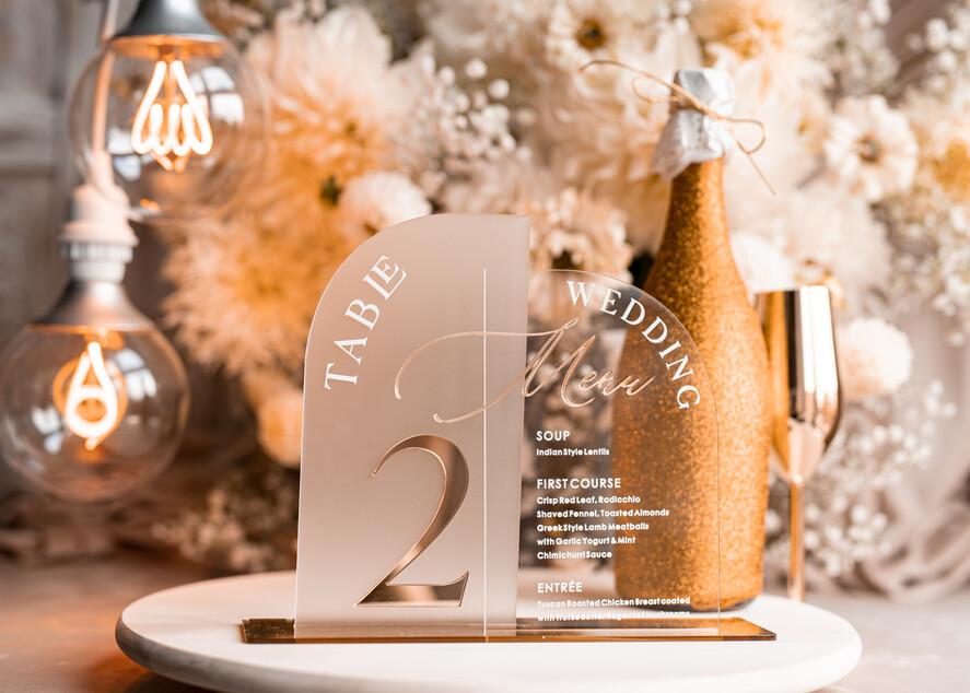 Numery na stół Akryl Zestaw na stół weselny złote numerki na stoły weselne, elegancka i nowoczesna forma karty dań na weselu, menu weselne ze szkła, numerek i menu razem 2