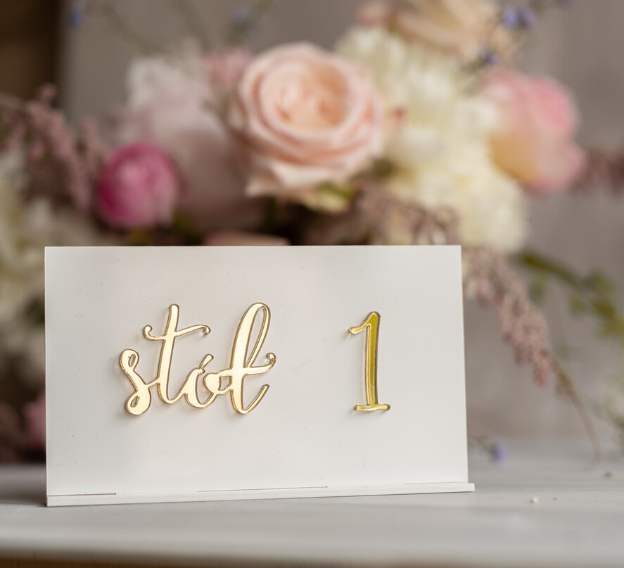 Numery na stół Akryl nowoczesne numery na stoły weselne biała i złota plexi wesele glamour 3