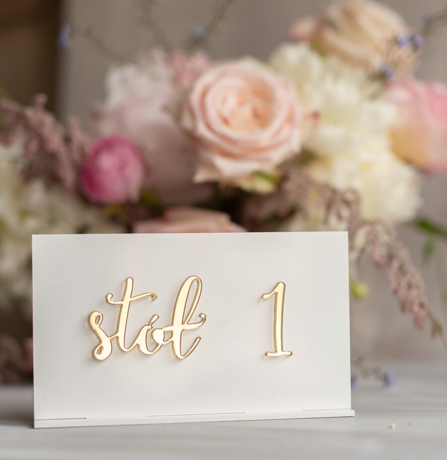 Numery na stół Akryl nowoczesne numery na stoły weselne biała i złota plexi wesele glamour 4