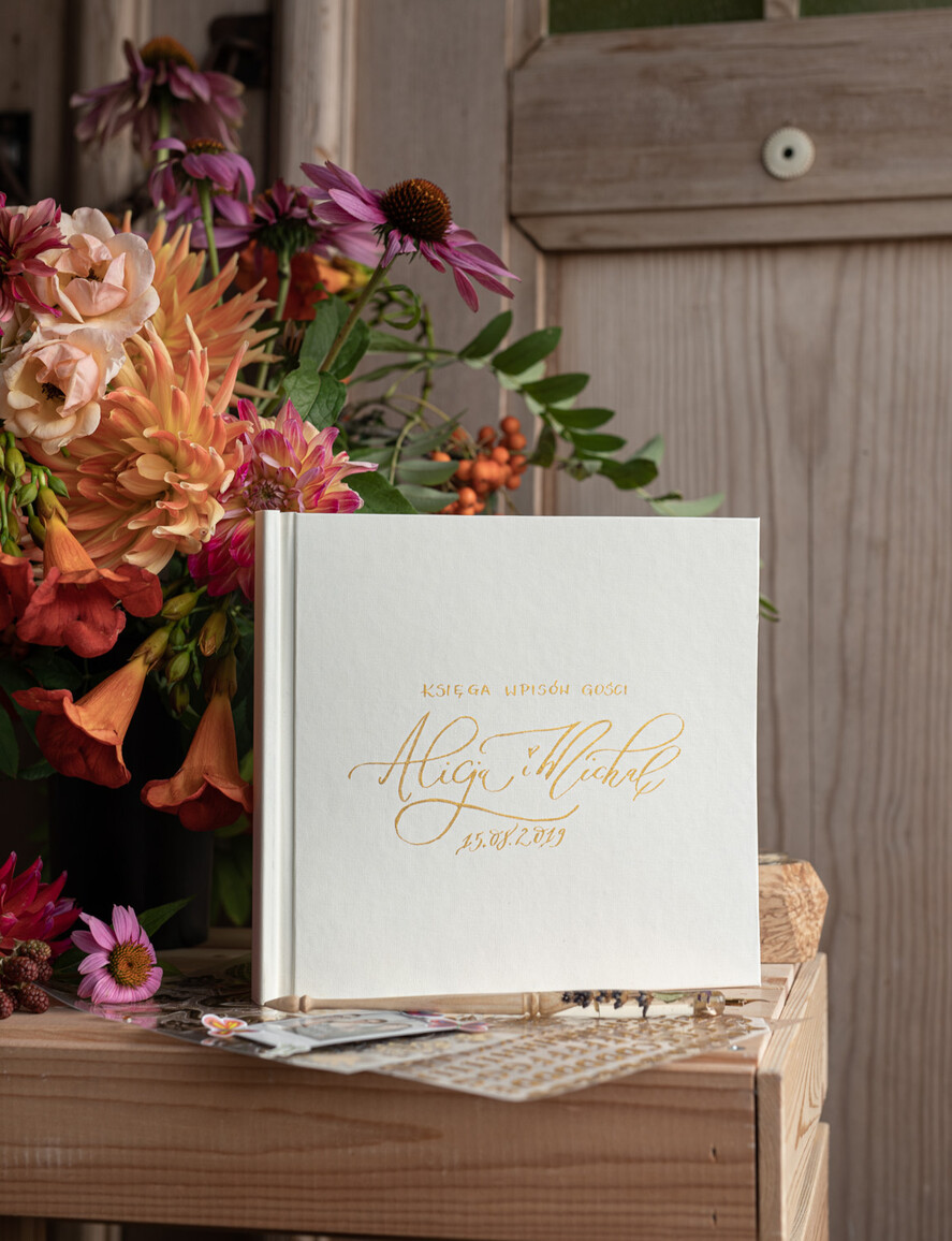 Księgi wpisów gości glamour ksiega pamiątkowa na wpisy gości weselnych, złocone imiona i data ślubu, ręcznie wypisywana okładka w księdze 11