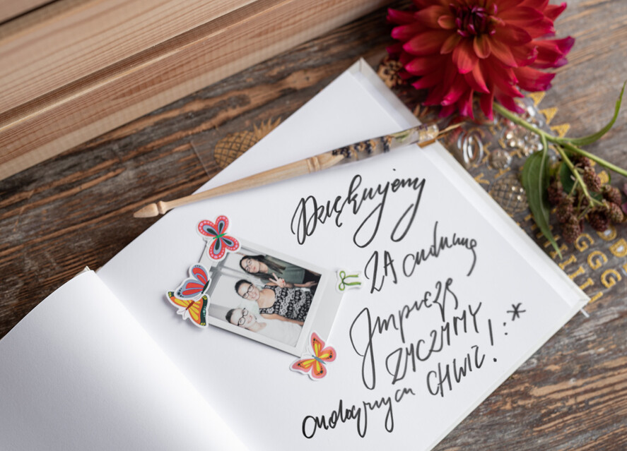 Księgi wpisów gości glamour ksiega pamiątkowa na wpisy gości weselnych, złocone imiona i data ślubu, ręcznie wypisywana okładka w księdze 13