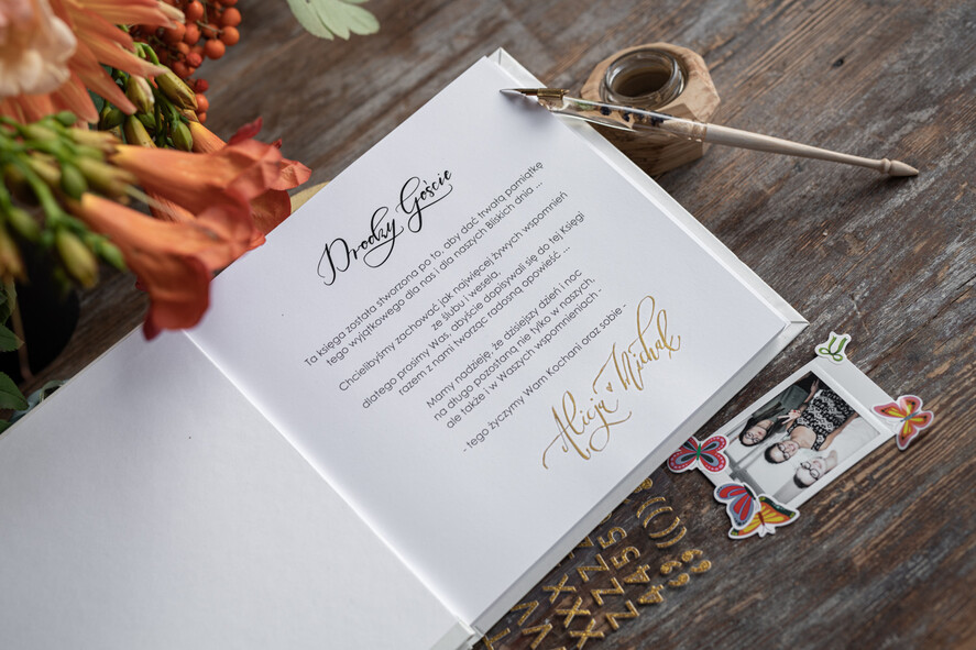 Księgi wpisów gości glamour ksiega pamiątkowa na wpisy gości weselnych, złocone imiona i data ślubu, ręcznie wypisywana okładka w księdze 15