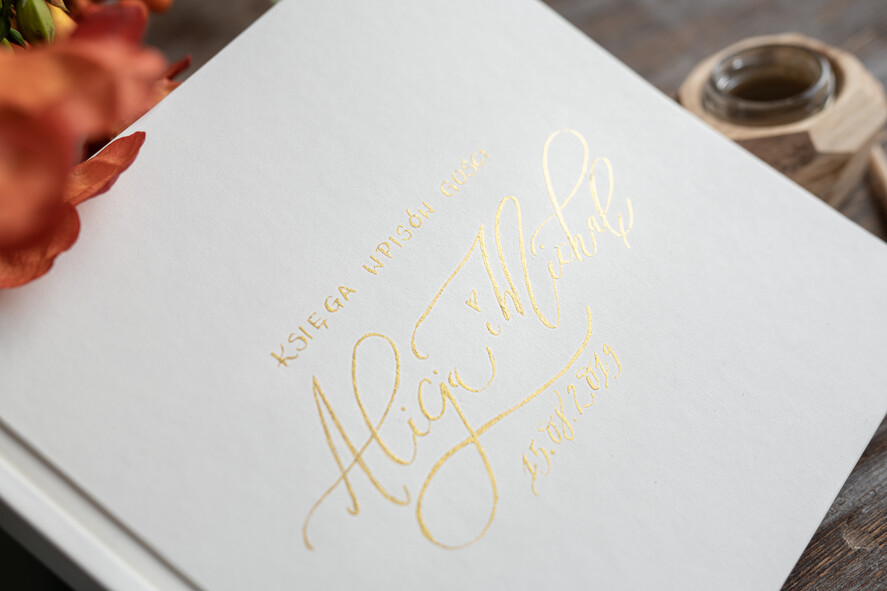 Księgi wpisów gości glamour ksiega pamiątkowa na wpisy gości weselnych, złocone imiona i data ślubu, ręcznie wypisywana okładka w księdze 4