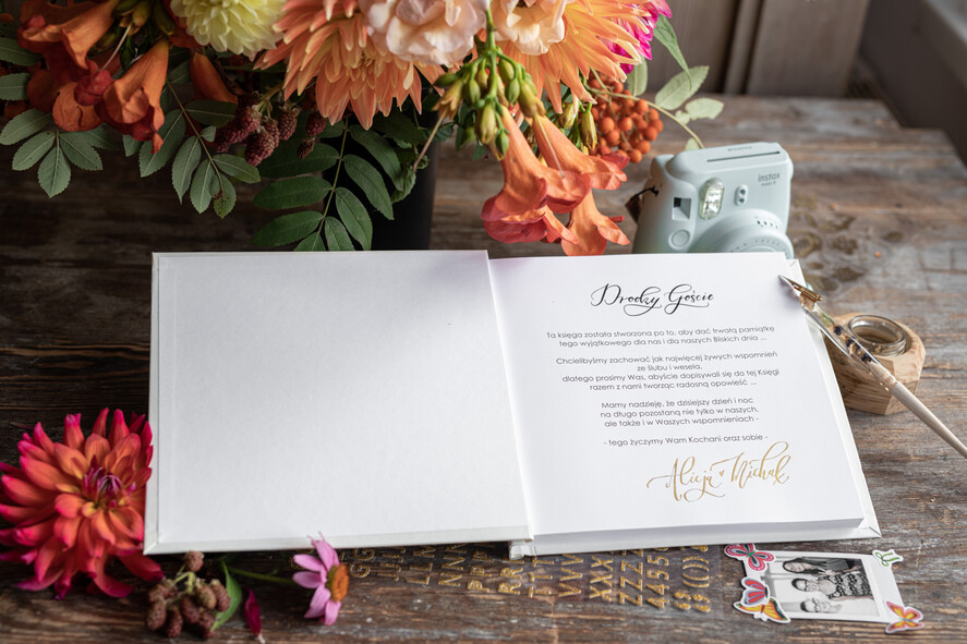 Księgi wpisów gości glamour ksiega pamiątkowa na wpisy gości weselnych, złocone imiona i data ślubu, ręcznie wypisywana okładka w księdze 6