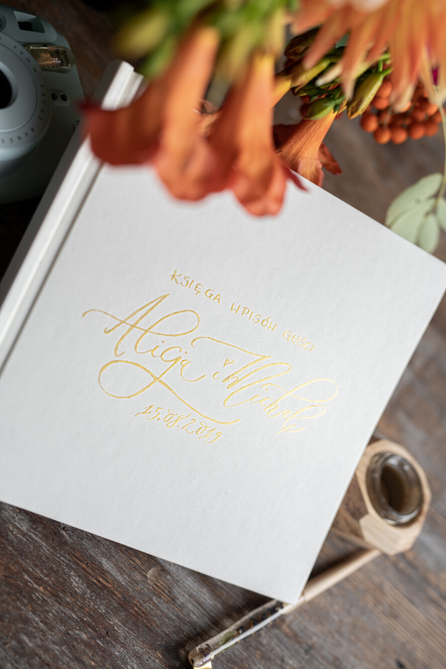 Księgi wpisów gości glamour ksiega pamiątkowa na wpisy gości weselnych, złocone imiona i data ślubu, ręcznie wypisywana okładka w księdze 7