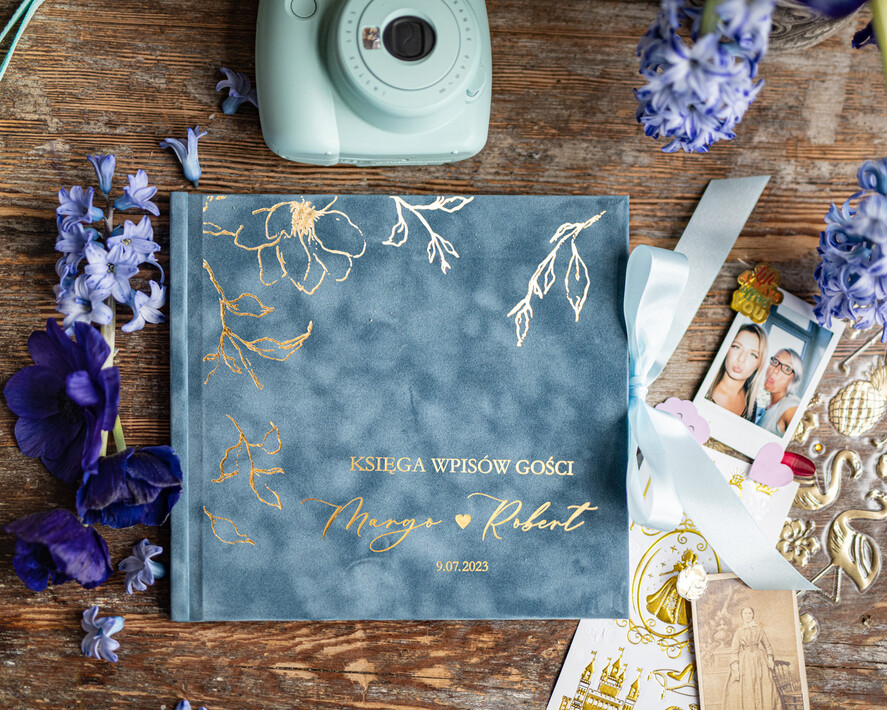 Księgi wpisów gości welurowe Księga w kolorze Dusty Blue, welurowa księga wpisów gości, złote napisy na okładce, księga glamour, welurowa pamiątkowa księga wpisow gosci4