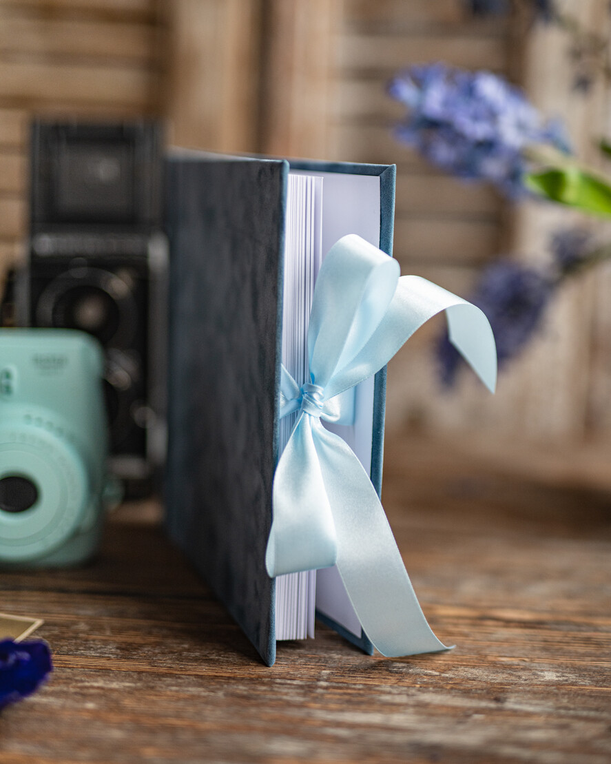 Księgi wpisów gości welurowe Księga w kolorze Dusty Blue, welurowa księga wpisów gości, złote napisy na okładce, księga glamour, welurowa pamiątkowa księga wpisow gosci2