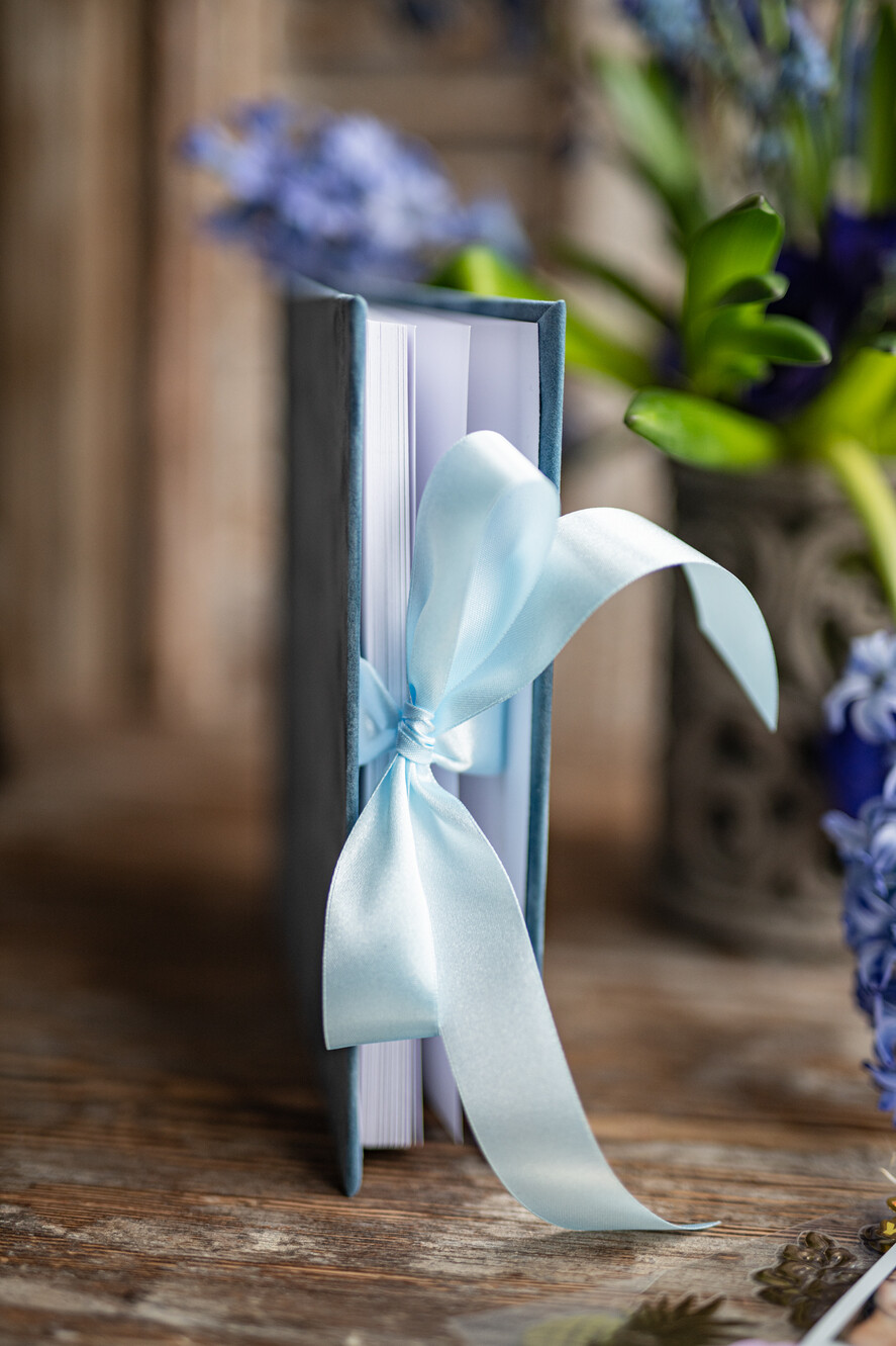 Księgi wpisów gości welurowe Księga w kolorze Dusty Blue, welurowa księga wpisów gości, złote napisy na okładce, księga glamour, welurowa pamiątkowa księga wpisow gosci1