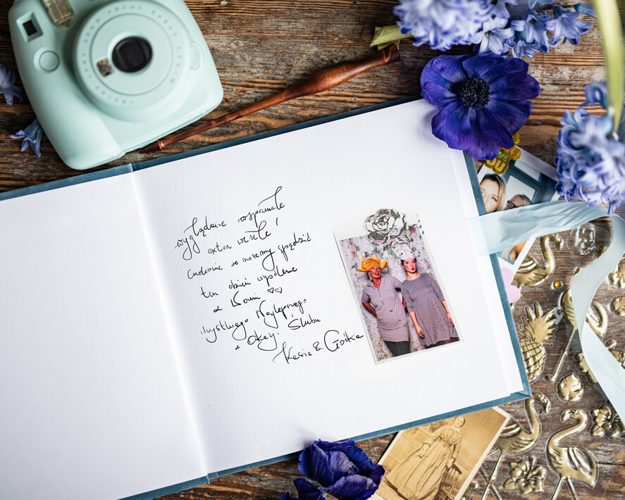 Księgi wpisów gości welurowe Księga w kolorze Dusty Blue, welurowa księga wpisów gości, złote napisy na okładce, księga glamour, welurowa pamiątkowa księga wpisow gosci6