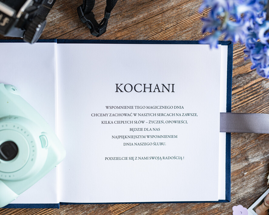 Księgi wpisów gości welurowe Księga w kolorze Dusty Blue, welurowa księga wpisów gości, złote napisy na okładce, księga glamour, welurowa pamiątkowa księga wpisow gosci5