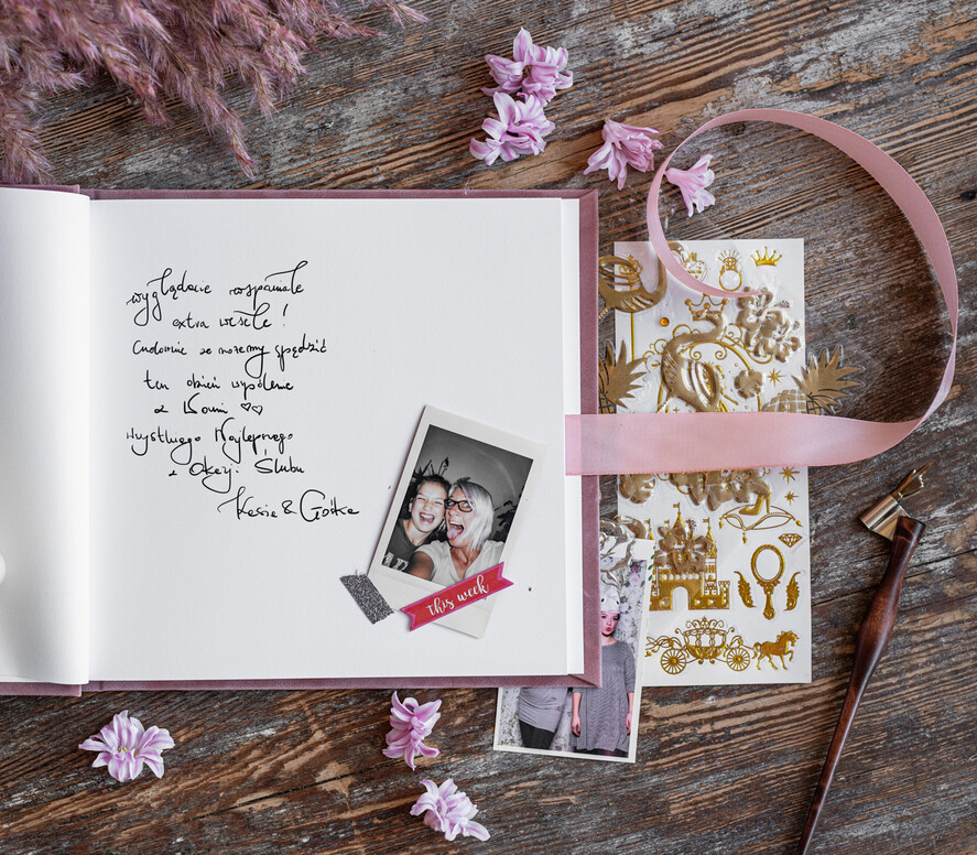 Księgi wpisów gości welurowe różowa welurowa księga wpisów gości, złote napisy na okładce, welurowa pamiątkowa księga wpisow gosci4