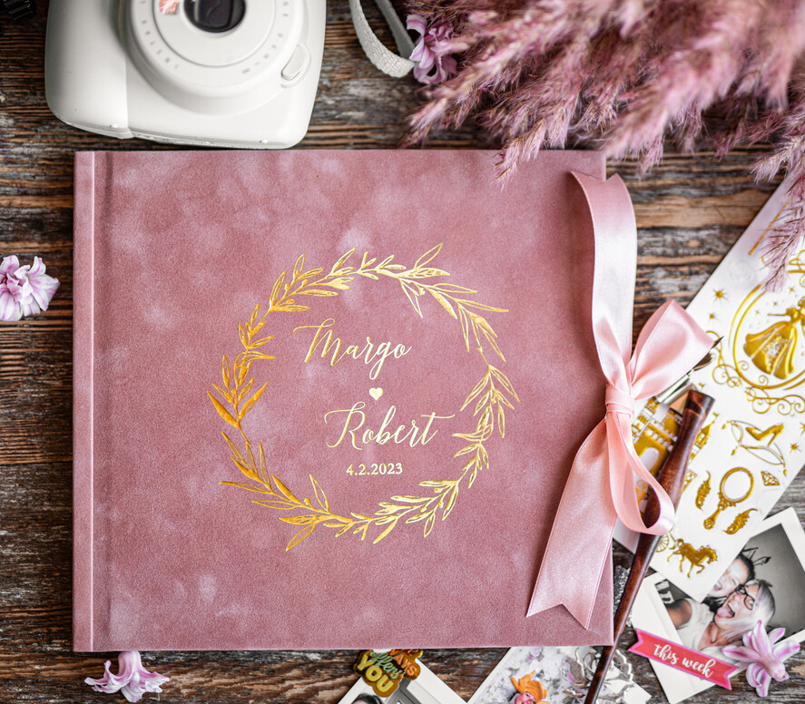 Księgi wpisów gości welurowe różowa welurowa księga wpisów gości, złote napisy na okładce, welurowa pamiątkowa księga wpisow gosci2