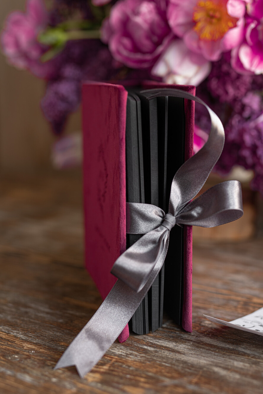 Księgi wpisów gości welurowe bordowa welurowa ksiega gosci na zdjecia z fotobudki na fotki z instaxa i fotobudki, mała księga 21/2113