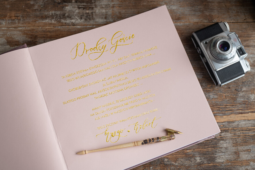 Księgi wpisów gości welurowe duża różowa welurowa księga życzeń na wesele na zdjęcia polaroid, imiona na okładce11