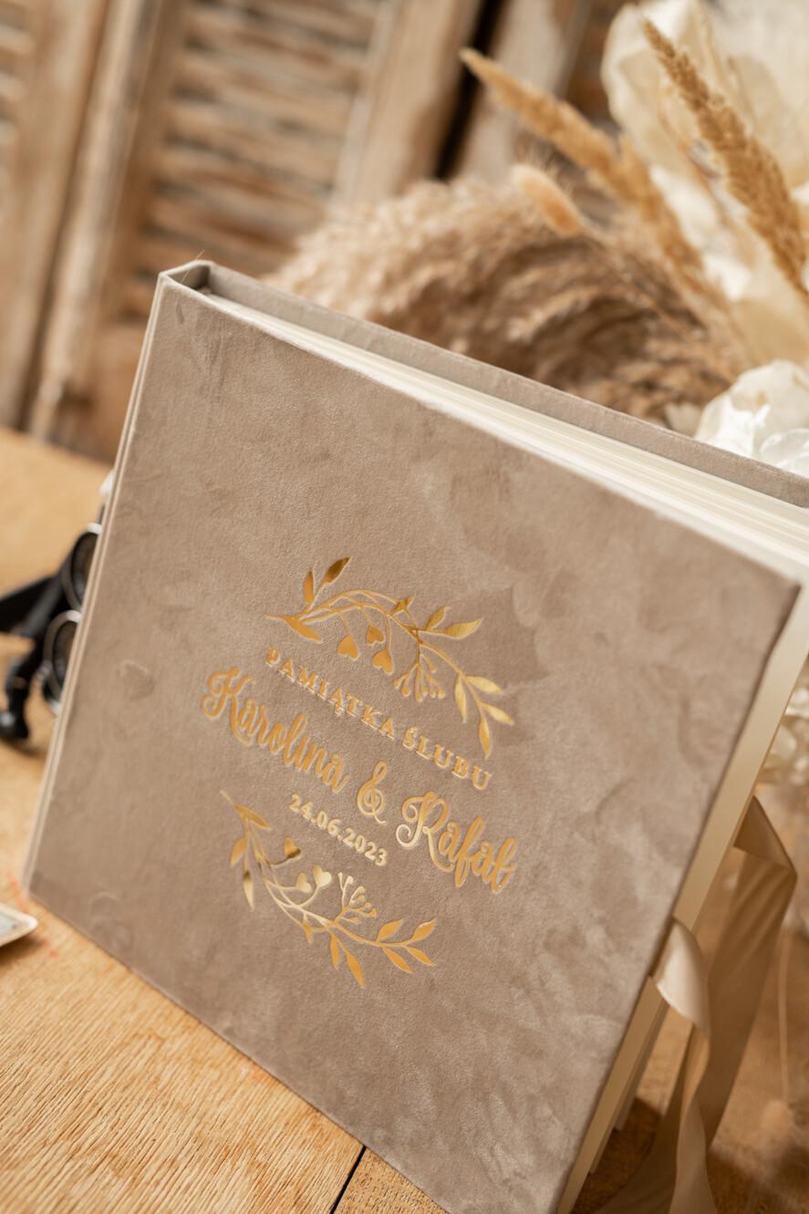 Księgi wpisów gości welurowe album ślubny personalizowany i księga gości weselnych w jednym, księga wpisów gości cappuccino złote napisy 10