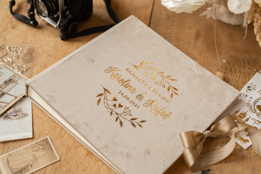 Księgi wpisów gości welurowe album ślubny personalizowany i księga gości weselnych w jednym, księga wpisów gości cappuccino złote napisy 11