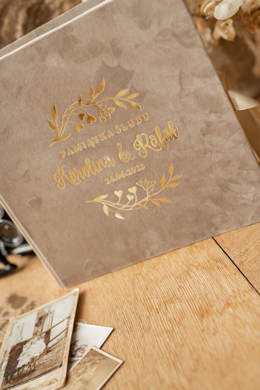 Księgi wpisów gości welurowe album ślubny personalizowany i księga gości weselnych w jednym, księga wpisów gości cappuccino złote napisy 3