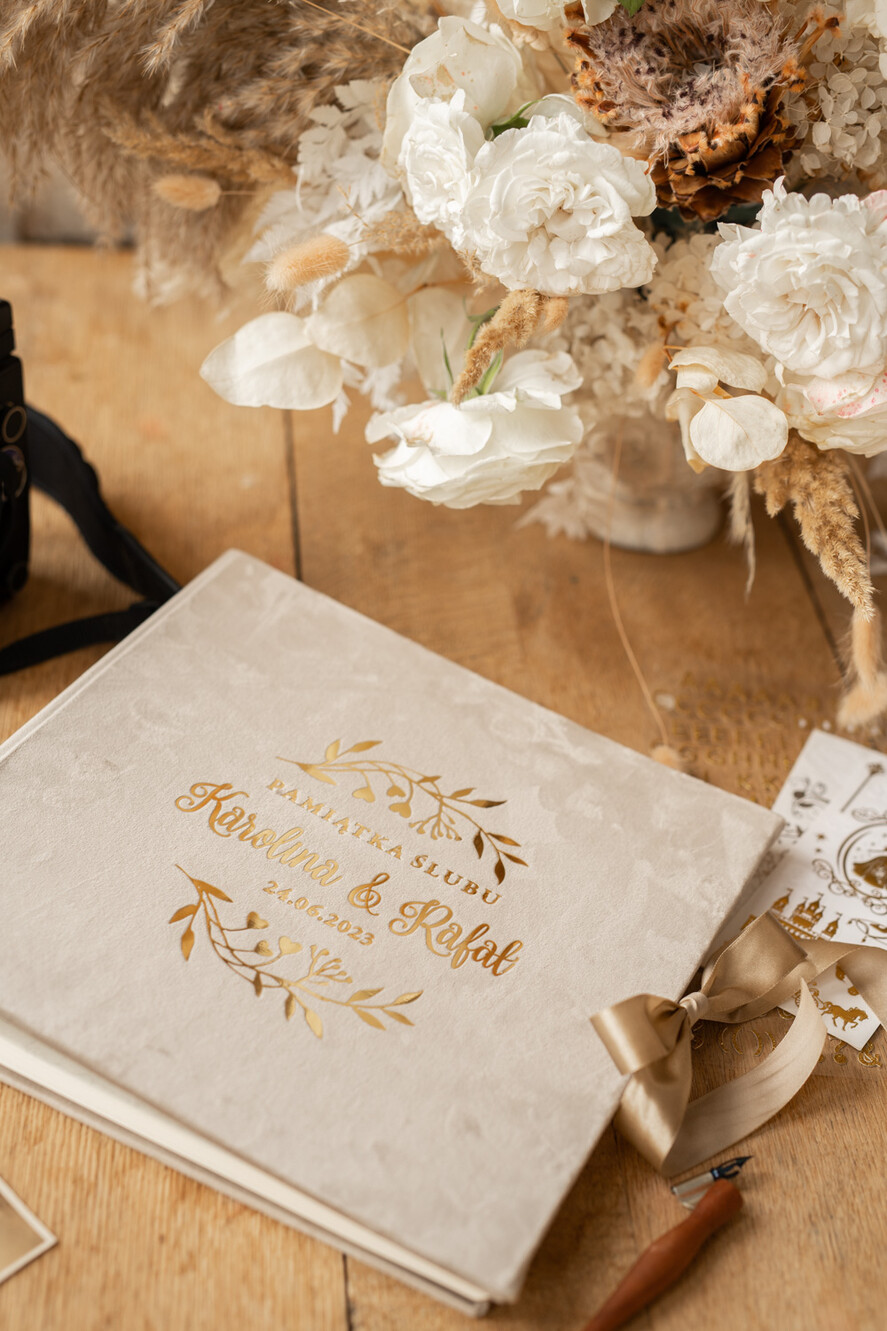 Księgi wpisów gości welurowe album ślubny personalizowany i księga gości weselnych w jednym, księga wpisów gości cappuccino złote napisy 5