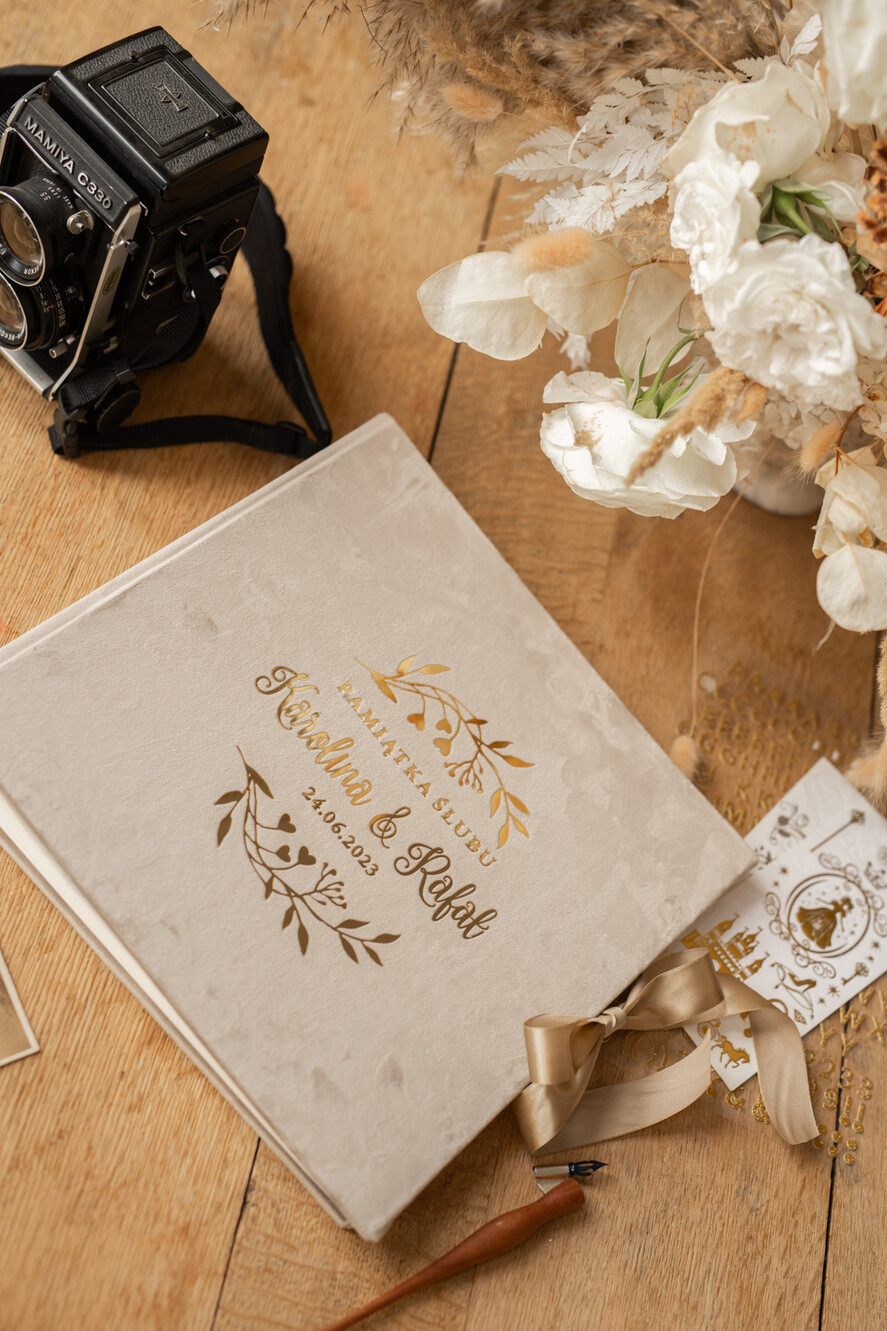 Księgi wpisów gości welurowe album ślubny personalizowany i księga gości weselnych w jednym, księga wpisów gości cappuccino złote napisy 6