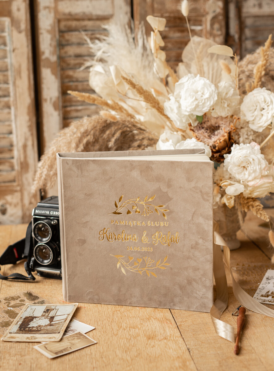 Księgi wpisów gości welurowe album ślubny personalizowany i księga gości weselnych w jednym, księga wpisów gości cappuccino złote napisy 7