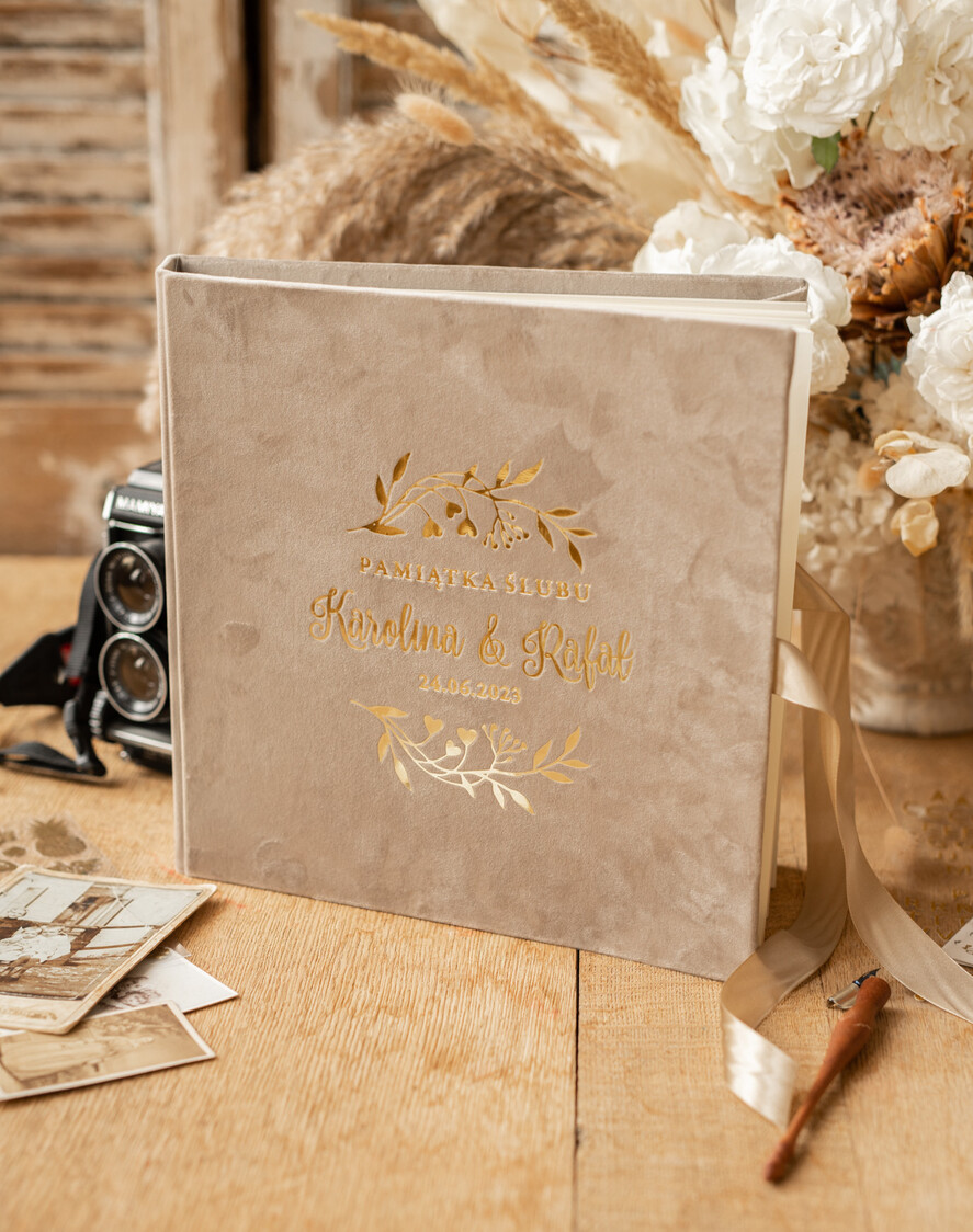Księgi wpisów gości welurowe album ślubny personalizowany i księga gości weselnych w jednym, księga wpisów gości cappuccino złote napisy 8