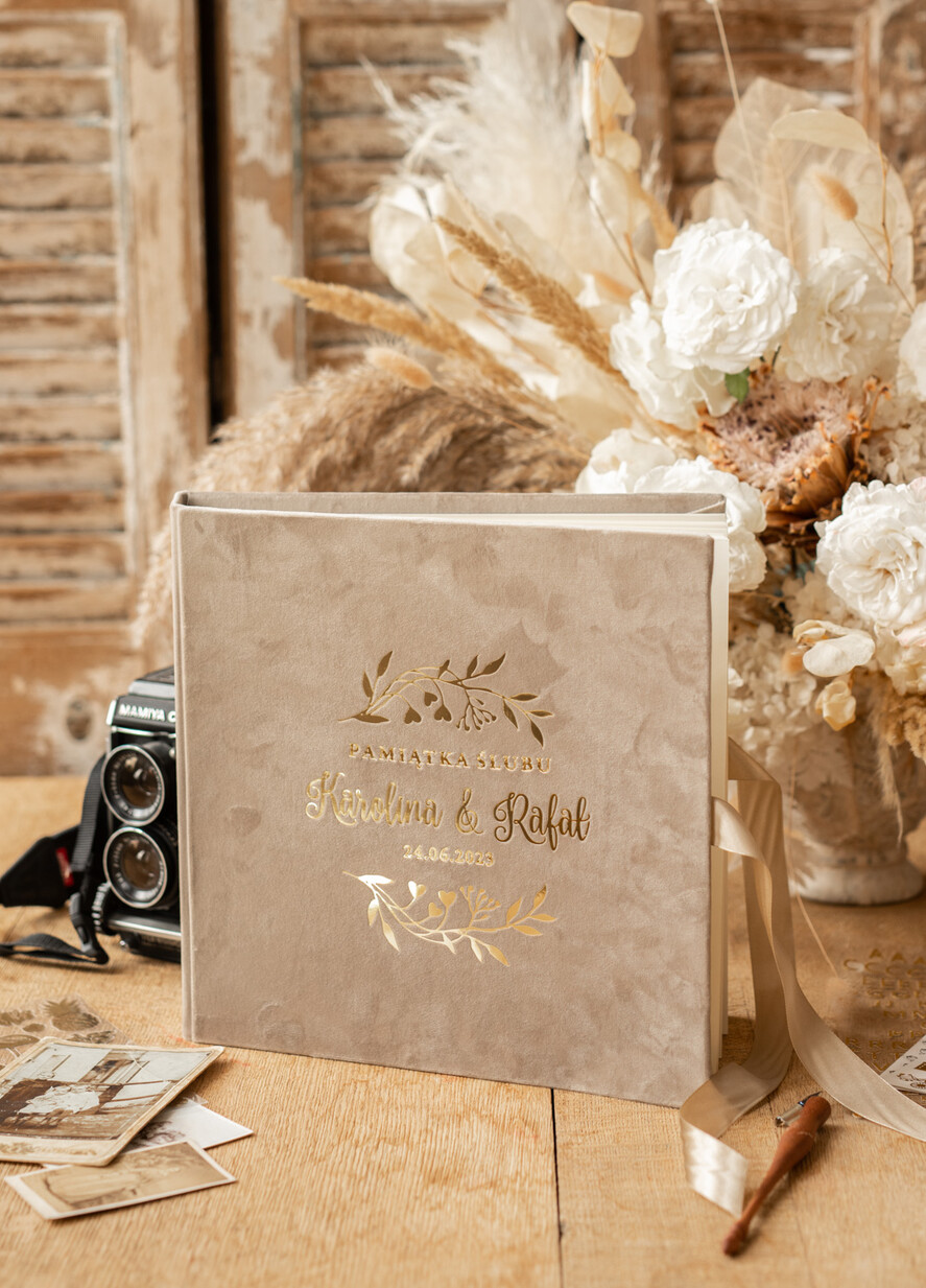Księgi wpisów gości welurowe album ślubny personalizowany i księga gości weselnych w jednym, księga wpisów gości cappuccino złote napisy 0