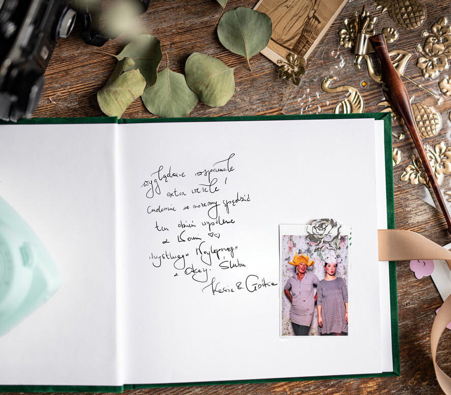 Księgi wpisów gości welurowe Księga ciemno zielona, welurowa księga wpisów gości, złote napisy na okładce, księga glamour, welurowa pamiątkowa księga wpisow gosci4